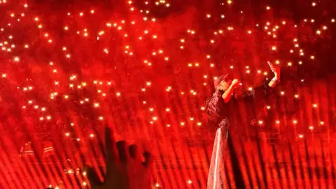 Zoya Mateen/BBC Reshammiya takes a photo with the audience at his Delhi concert 